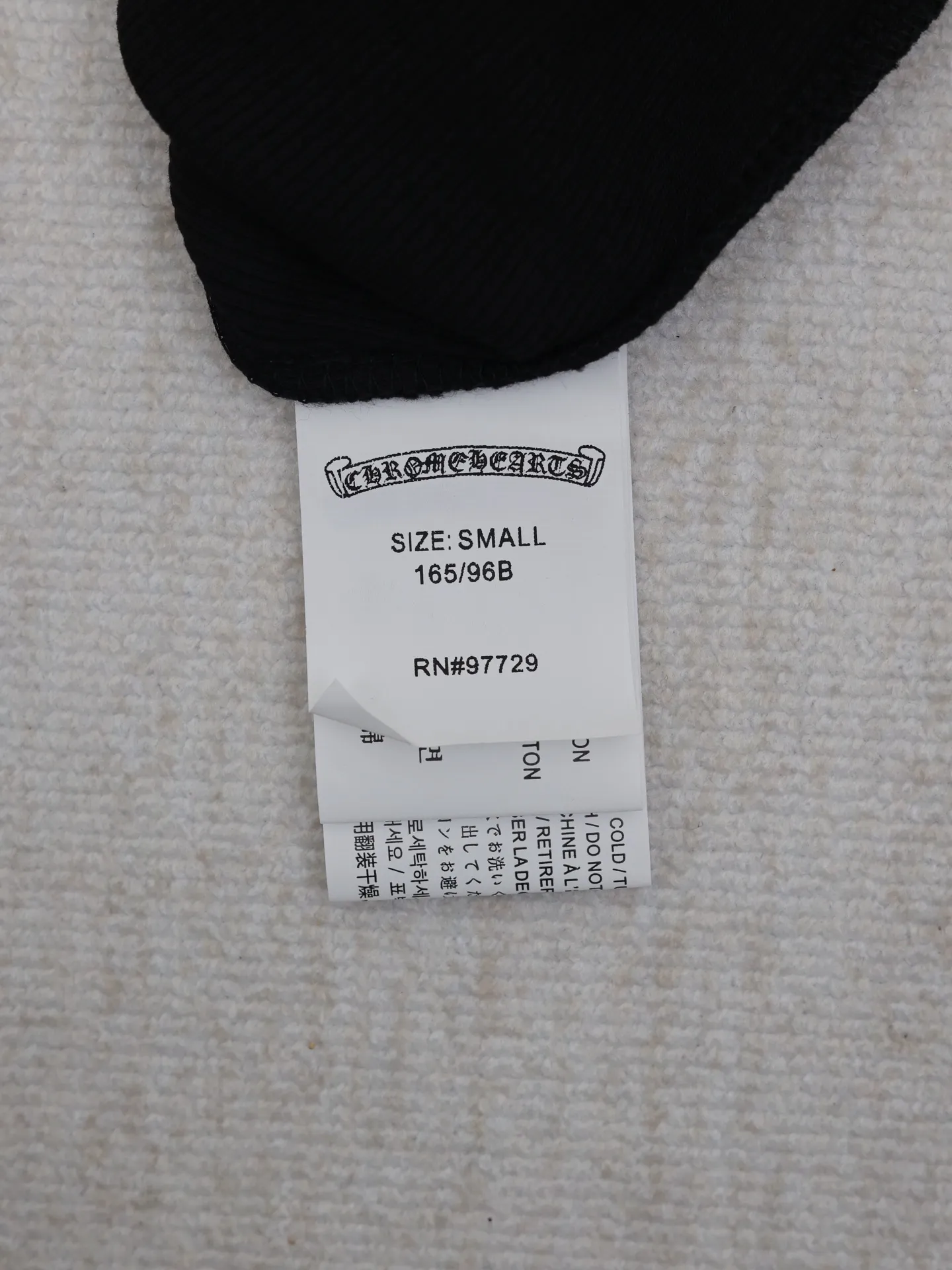 🅿️230 Come Hearts*/Cro Hearts 25 new cross Sanskrit printed knitted vest. Made of high-gramme weight imported yarn and high-elastic thread fabric. The body is designed with line splicing. The elasticity is particularly slimming and has a particularly slimming effect. Minimalist appearance. The texture is online. It is relaxed and comfortable. Wear it alone or layered to have different styles. A must-have for every hand. Size: S/M/L
